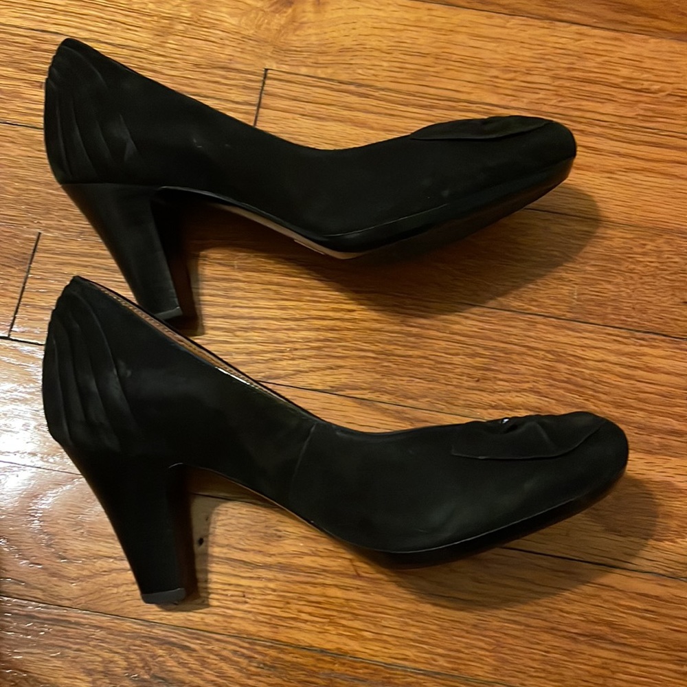 Velvety pumps with toe detail